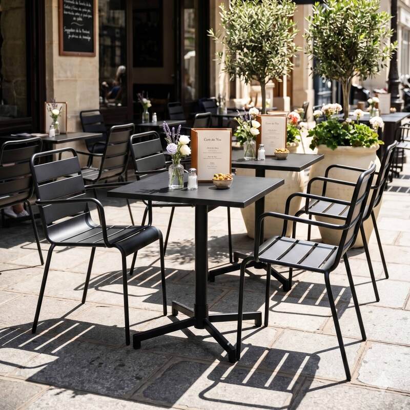 Table de terrasse de restaurant bistrot carrée inclinable en métal avec pied encastrable 70x70 cm et 2 chaises avec accoudoirs (6/7)