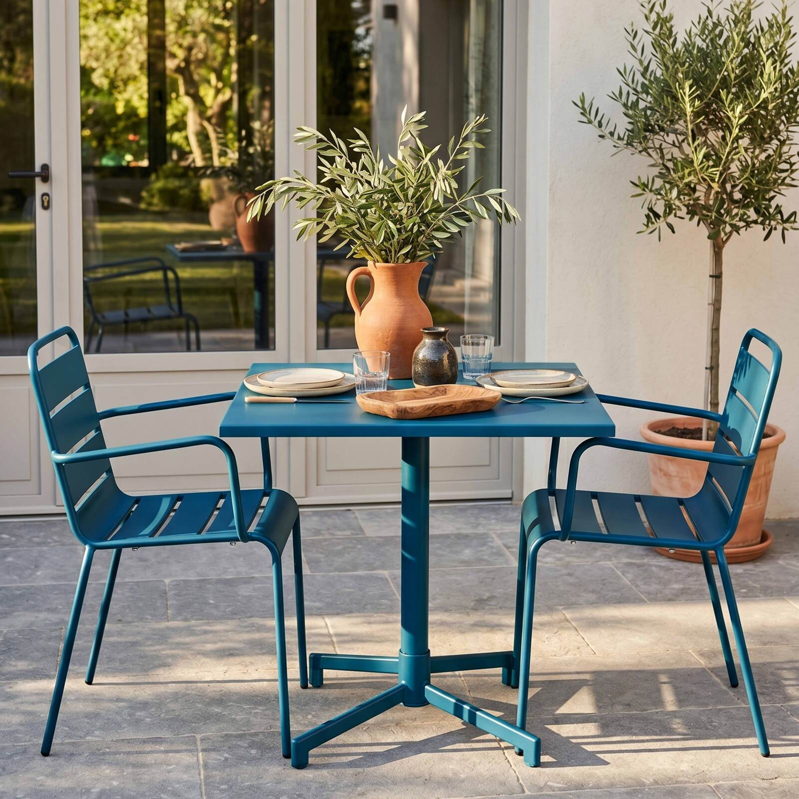 Table de terrasse de restaurant bistrot carrée inclinable en métal avec pied encastrable 70x70 cm et 2 chaises avec accoudoirs