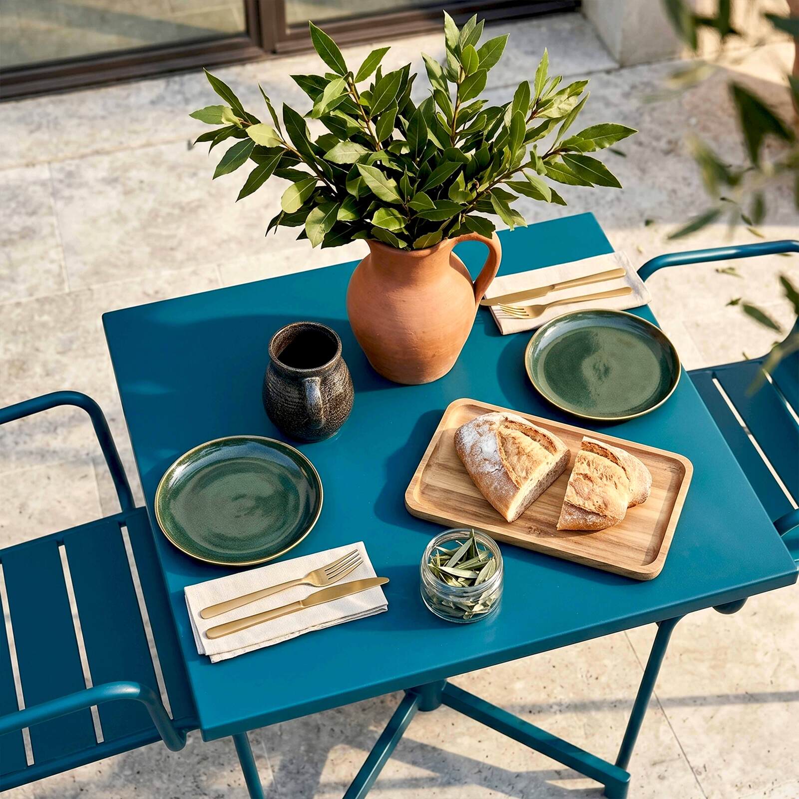 Table de terrasse de restaurant bistrot carrée inclinable en métal avec pied encastrable 70x70 cm et 2 chaises avec accoudoirs