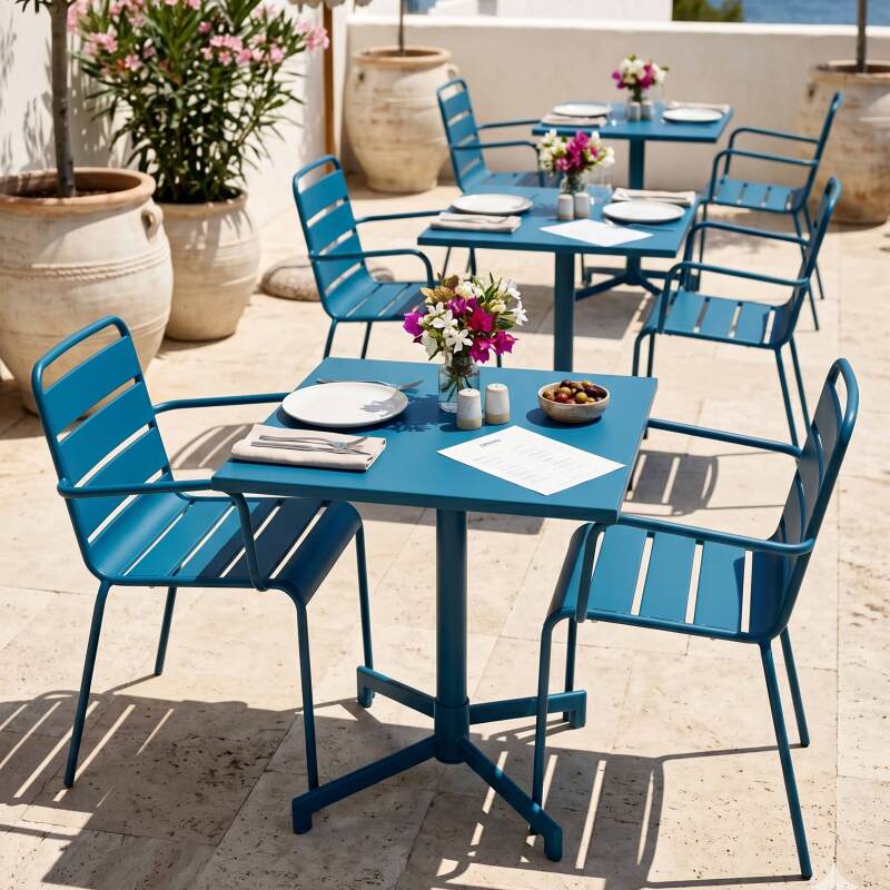 Table de terrasse de restaurant bistrot carrée inclinable en métal avec pied encastrable 70x70 cm et 2 chaises avec accoudoirs (6/7)