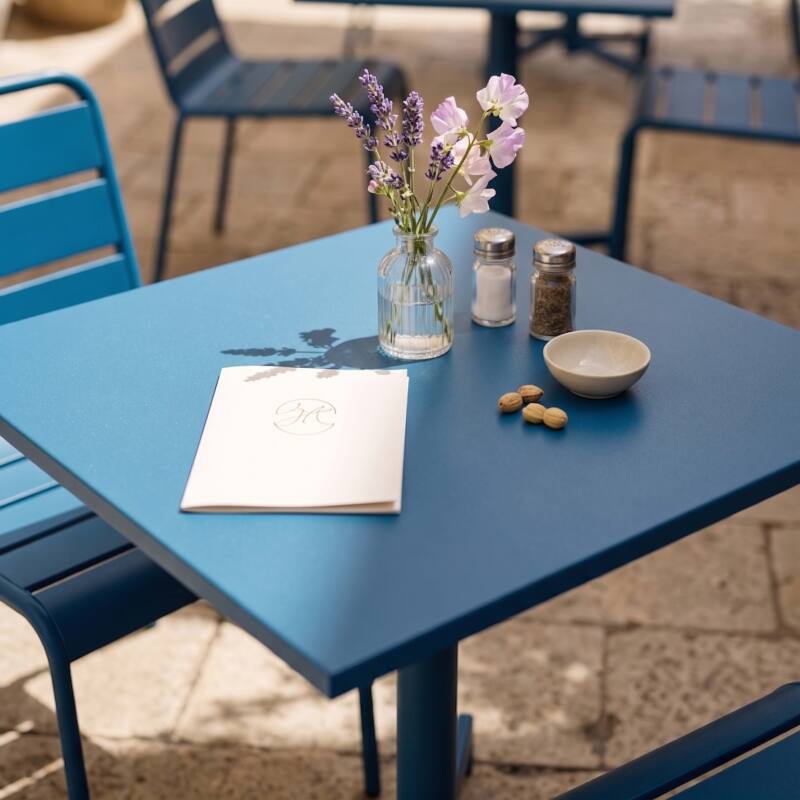 Table de terrasse de restaurant bistrot carré inclinable en métal avec pied encastrable 70x70 cm et 2 chaises (7/8)