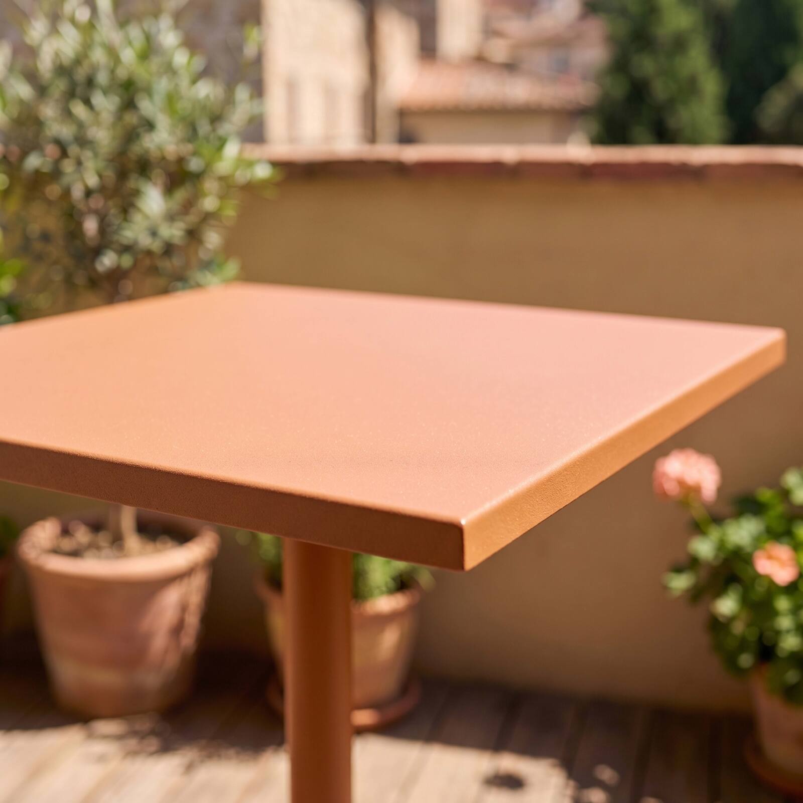 Table de terrasse de restaurant bistrot carré inclinable en métal avec pied encastrable 70x70 cm et 2 chaises