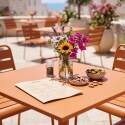 Table de terrasse de restaurant bistrot carré inclinable en métal avec pied encastrable 70x70 cm et 2 chaises