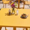 Table de terrasse de restaurant bistrot carré inclinable en métal avec pied encastrable 70x70 cm et 2 chaises