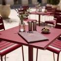 Table de terrasse de restaurant bistrot carré inclinable en métal avec pied encastrable 70x70 cm et 2 chaises