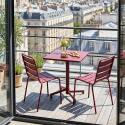 Table de terrasse de restaurant bistrot carré inclinable en métal avec pied encastrable 70x70 cm et 2 chaises