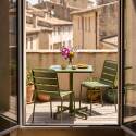 Table de terrasse de restaurant bistrot carré inclinable en métal avec pied encastrable 70x70 cm et 2 chaises