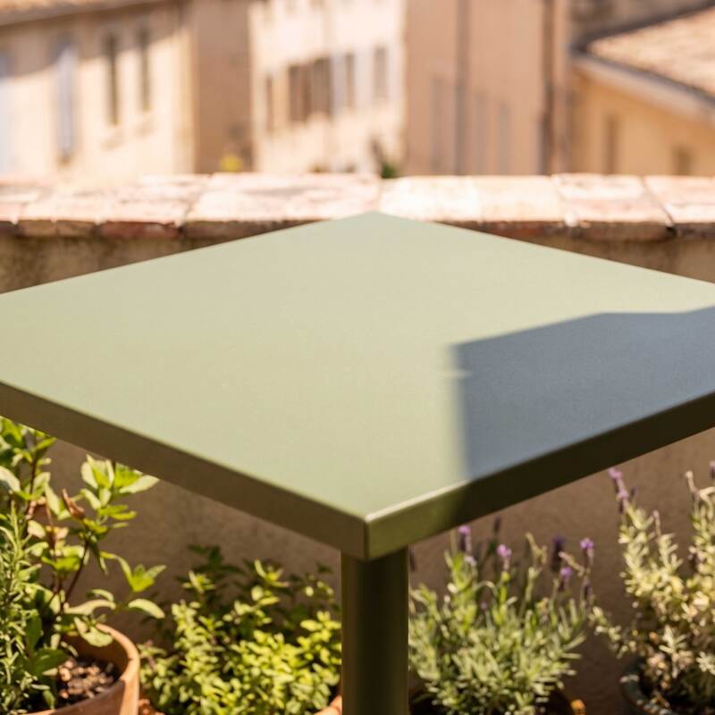 Table de terrasse de restaurant bistrot carré inclinable en métal avec pied encastrable 70x70 cm et 2 chaises (2/8)