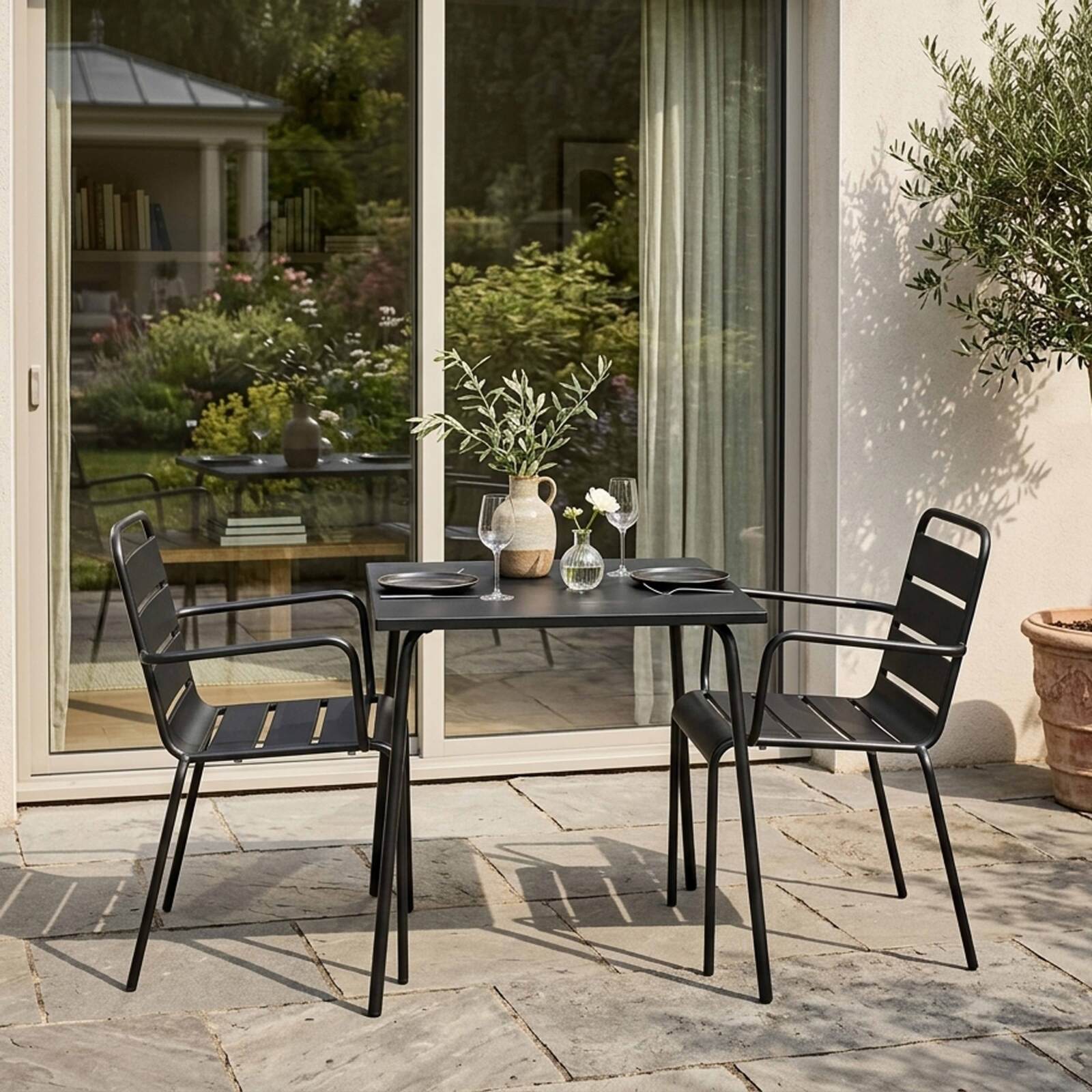 Table de terrasse bistrot carrée en métal 70x70 cm et 2 chaises avec accoudoirs