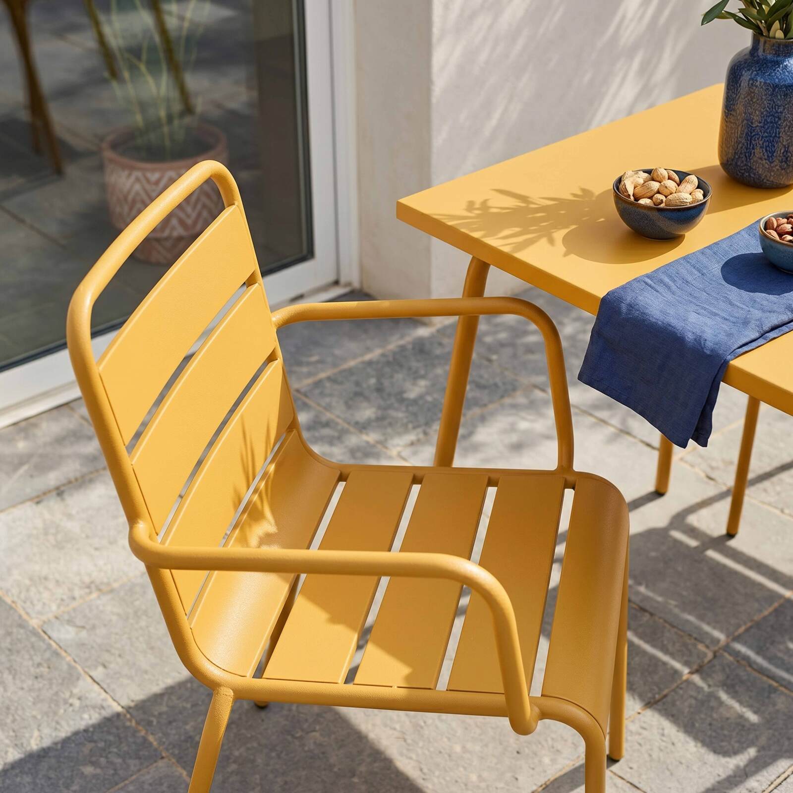 Table de terrasse bistrot carrée en métal 70x70 cm et 2 chaises avec accoudoirs
