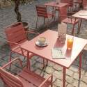 Table de terrasse bistrot carrée en métal 70x70 cm et 2 chaises avec accoudoirs
