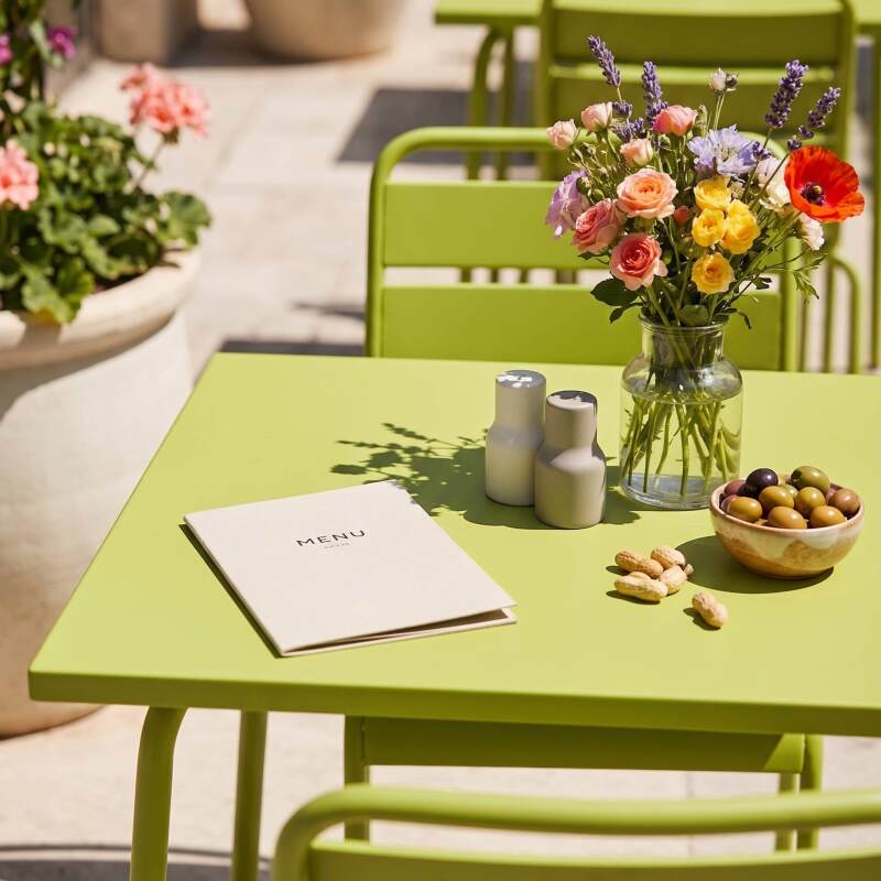 Table de terrasse bistrot carrée en métal 70x70 cm et 2 chaises (6/7)