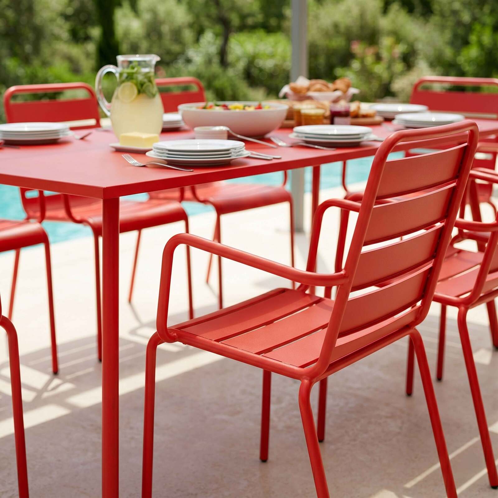 Table de terrasse en métal 180x90 cm et 8 chaises avec accoudoirs