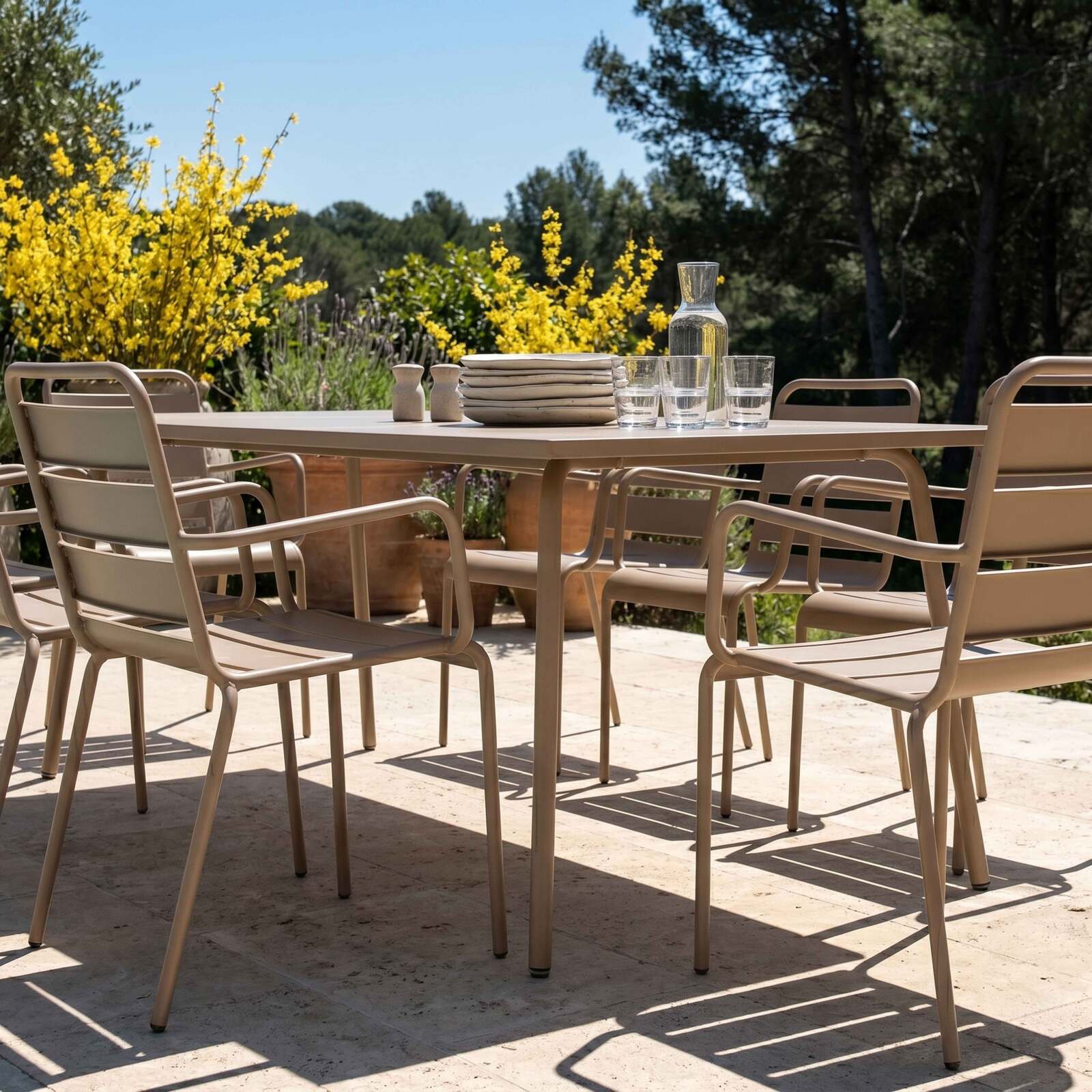 Table de terrasse en métal 180x90 cm et 8 chaises avec accoudoirs