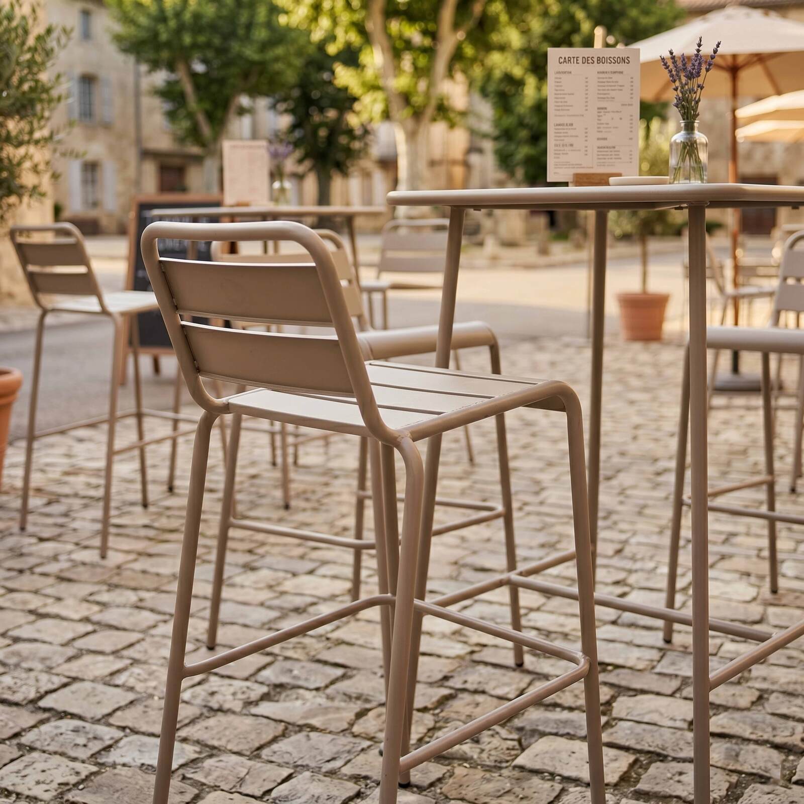 Table haute de terrasse carrée en métal 70x70 cm et 4 chaises hautes