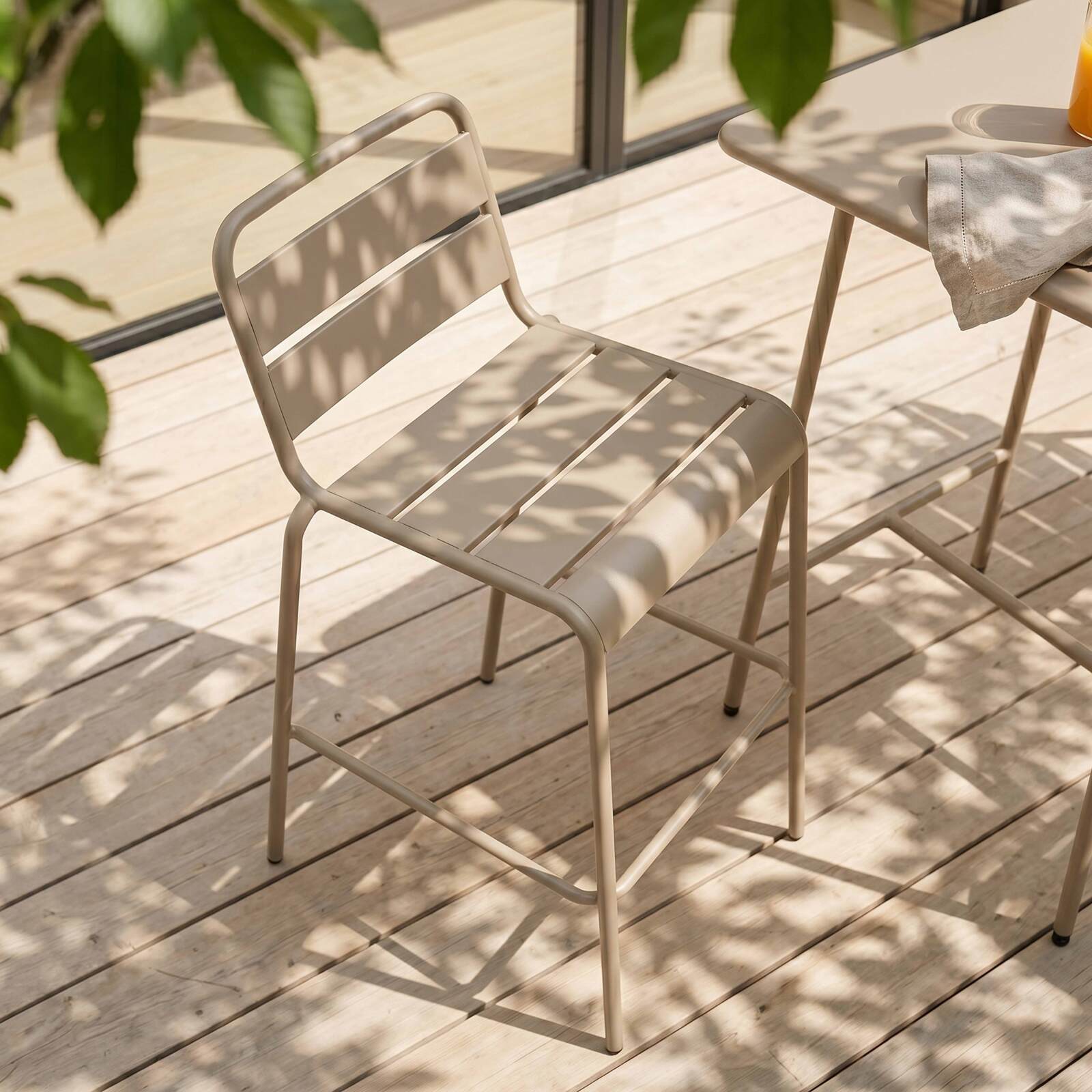 Table haute de terrasse carrée en métal 70x70 cm et 4 chaises hautes