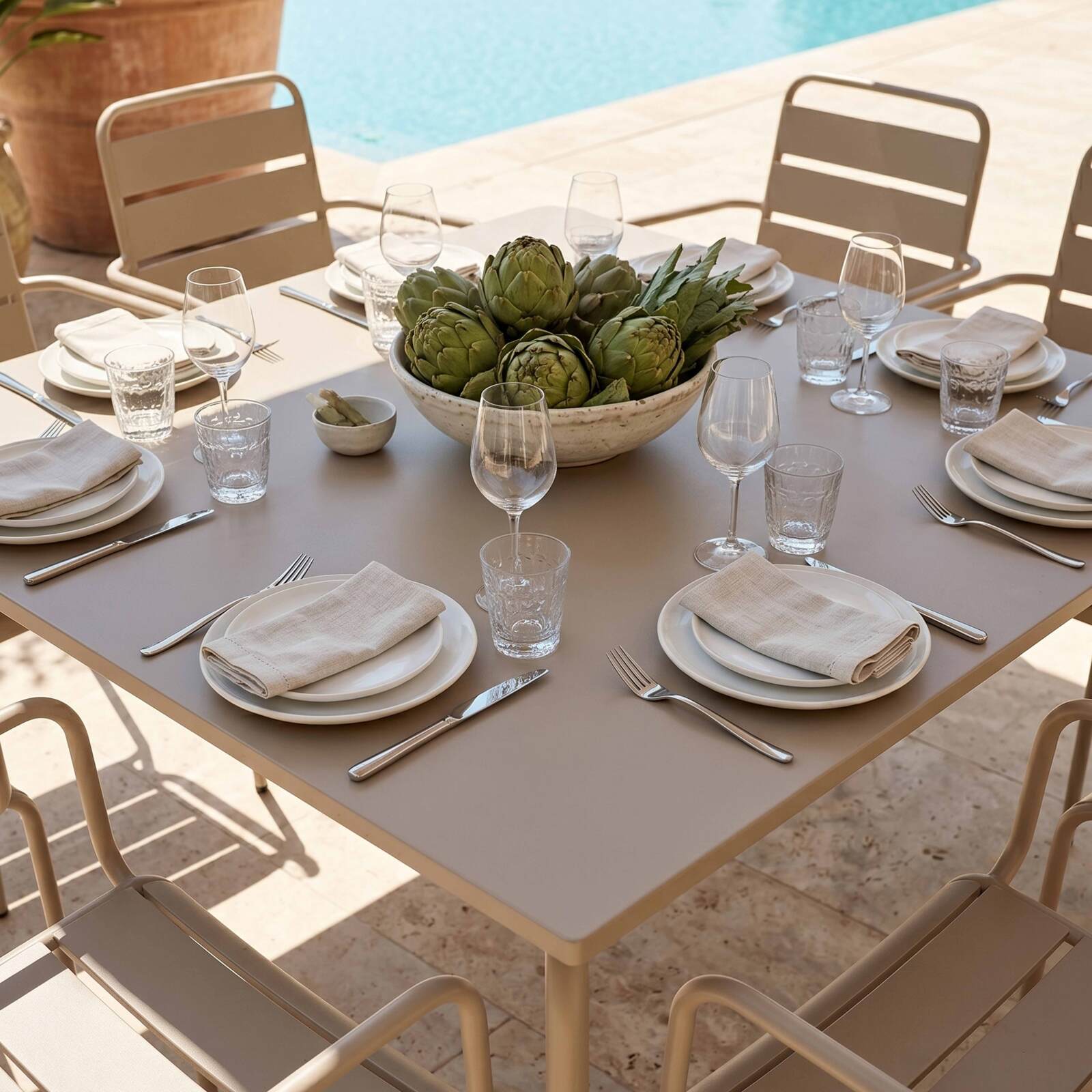 Table de terrasse carrée en métal 120x120 cm et 8 chaises avec accoudoirs