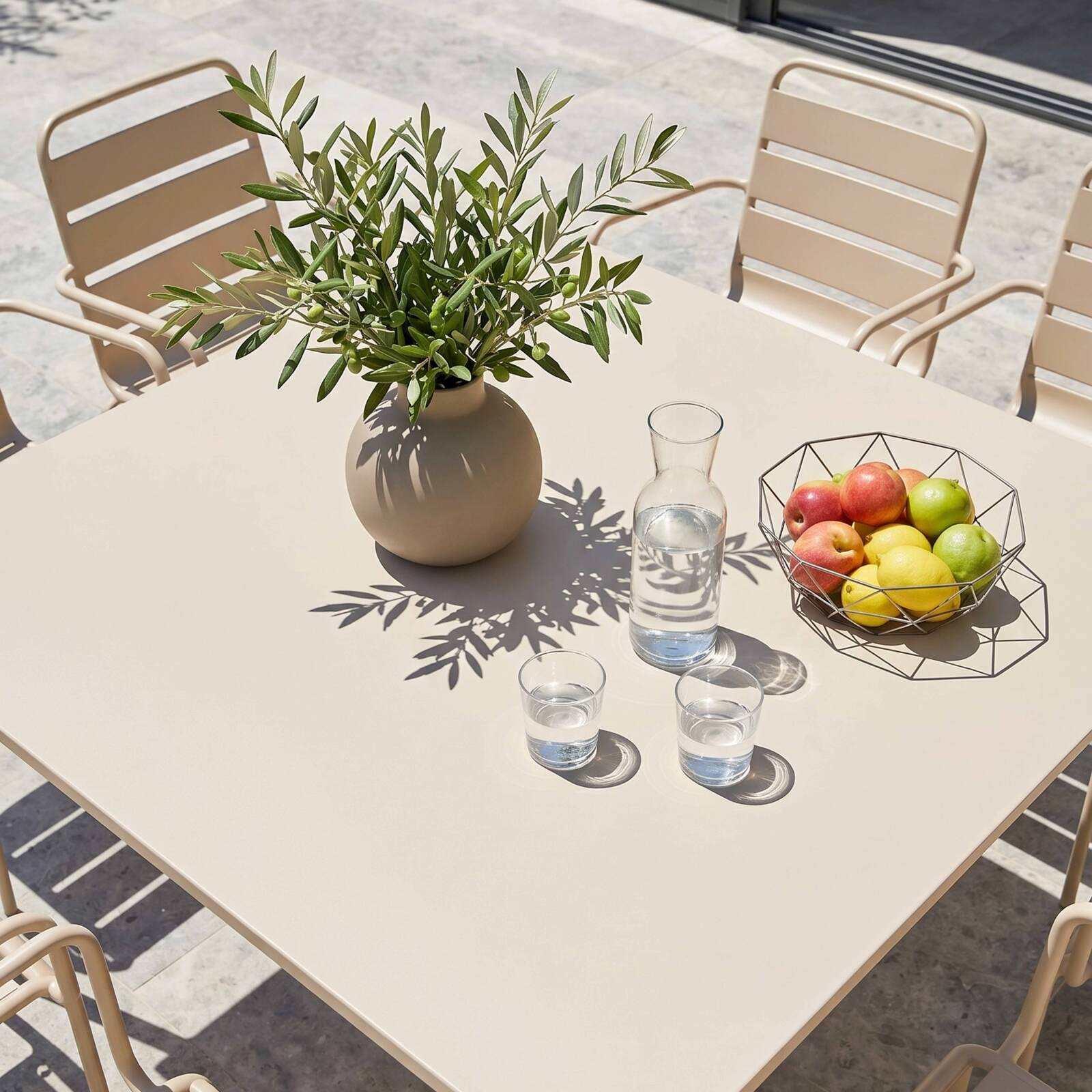 Table de terrasse carrée en métal 120x120 cm et 8 chaises avec accoudoirs