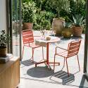 Table de terrasse bistrot ronde inclinable en métal avec pied encastrable 70x70 cm et 2 chaises avec accoudoirs