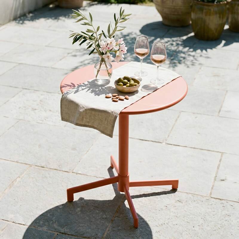 Table de terrasse bistrot ronde inclinable en métal avec pied encastrable 70x70 cm et 2 chaises avec accoudoirs (2/11)