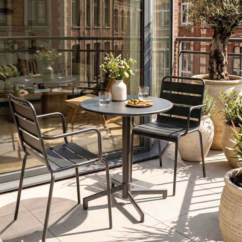 Table de terrasse bistrot ronde inclinable en métal avec pied encastrable 70x70 cm et 2 chaises avec accoudoirs (2/11)