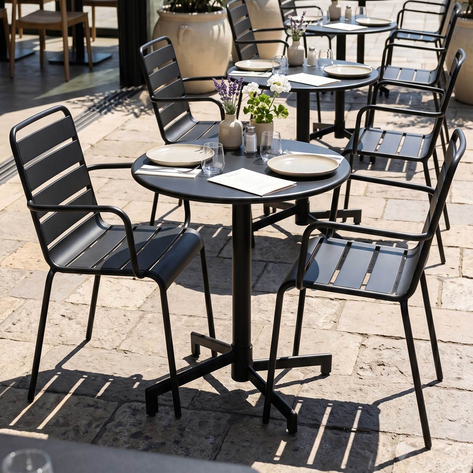 Table de terrasse bistrot ronde inclinable en métal avec pied encastrable 70x70 cm et 2 chaises avec accoudoirs