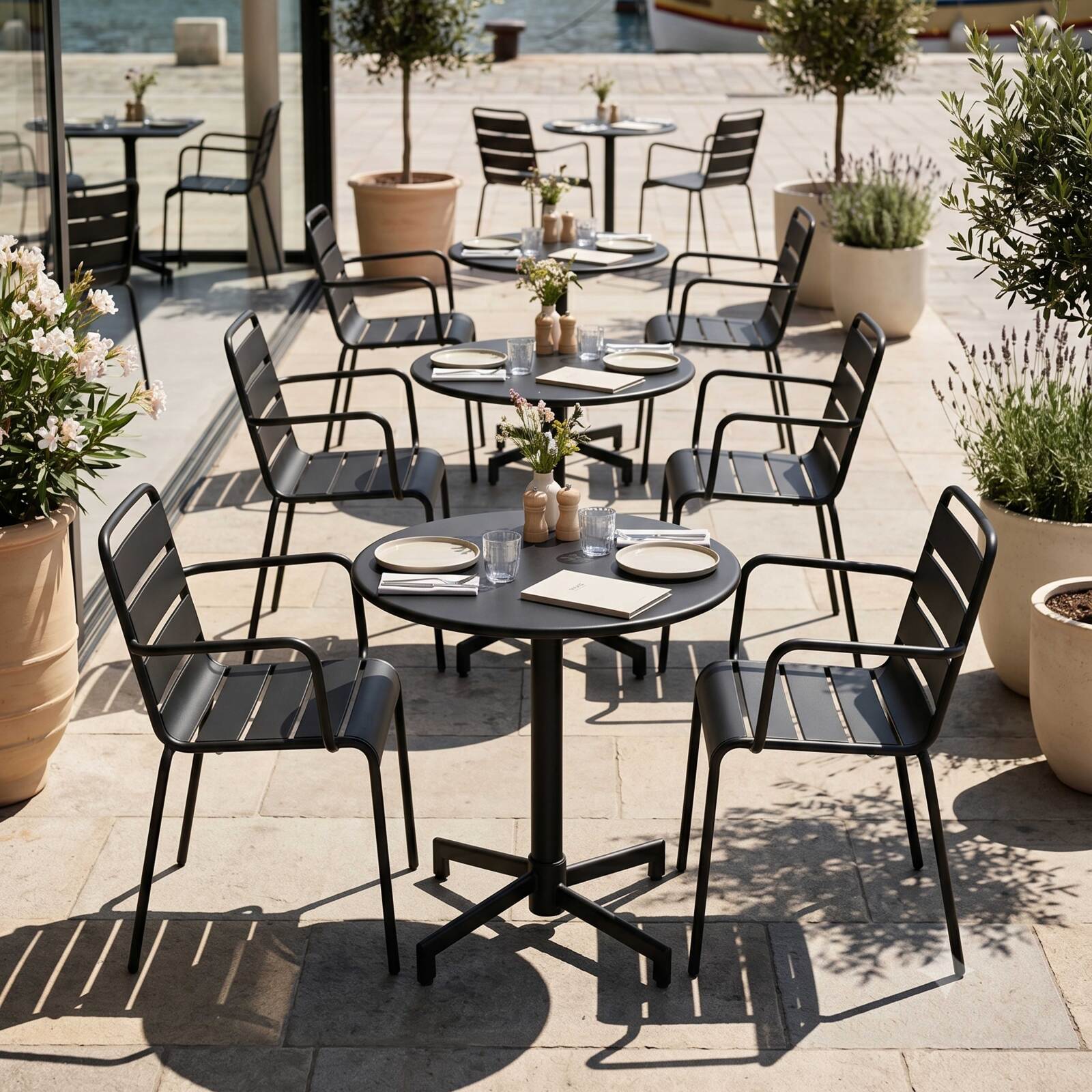 Table de terrasse bistrot ronde inclinable en métal avec pied encastrable 70x70 cm et 2 chaises avec accoudoirs