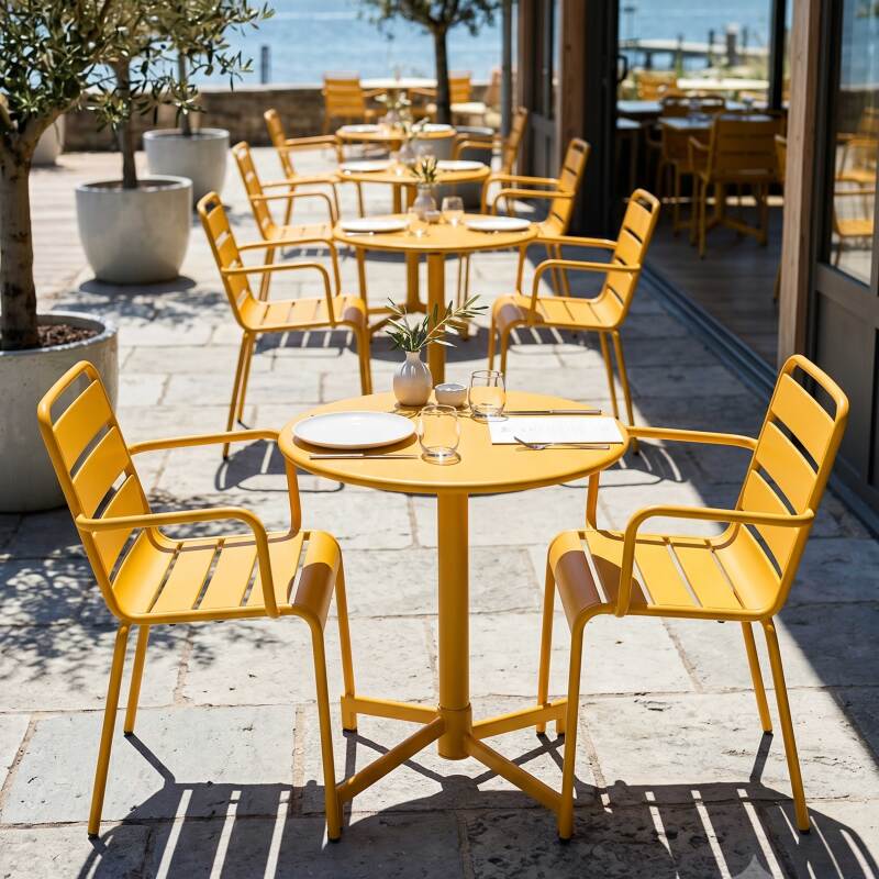 Table de terrasse bistrot ronde inclinable en métal avec pied encastrable 70x70 cm et 2 chaises avec accoudoirs (7/11)