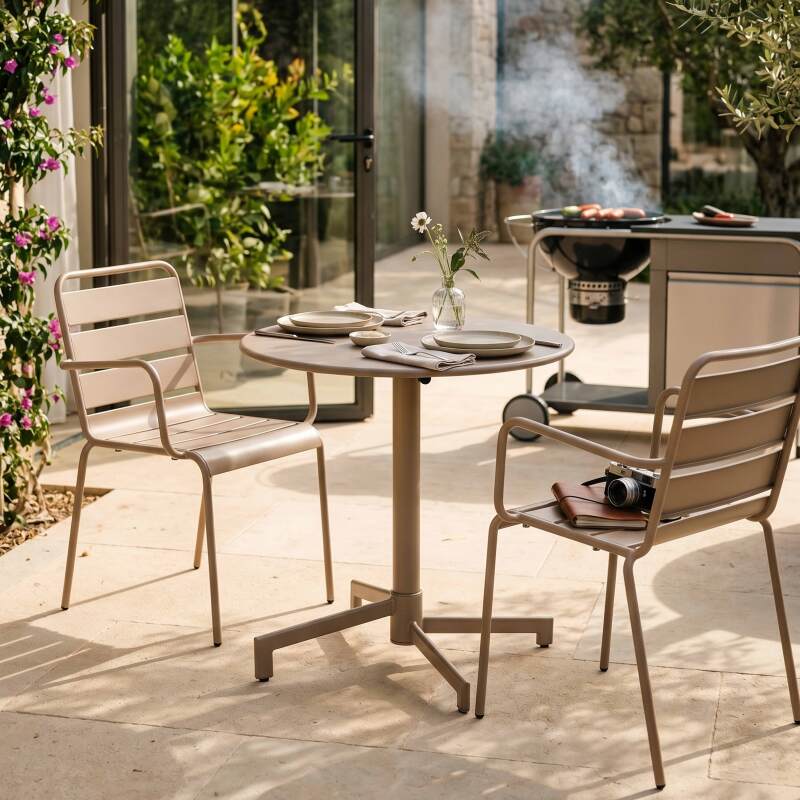 Table de terrasse bistrot ronde inclinable en métal avec pied encastrable 70x70 cm et 2 chaises avec accoudoirs