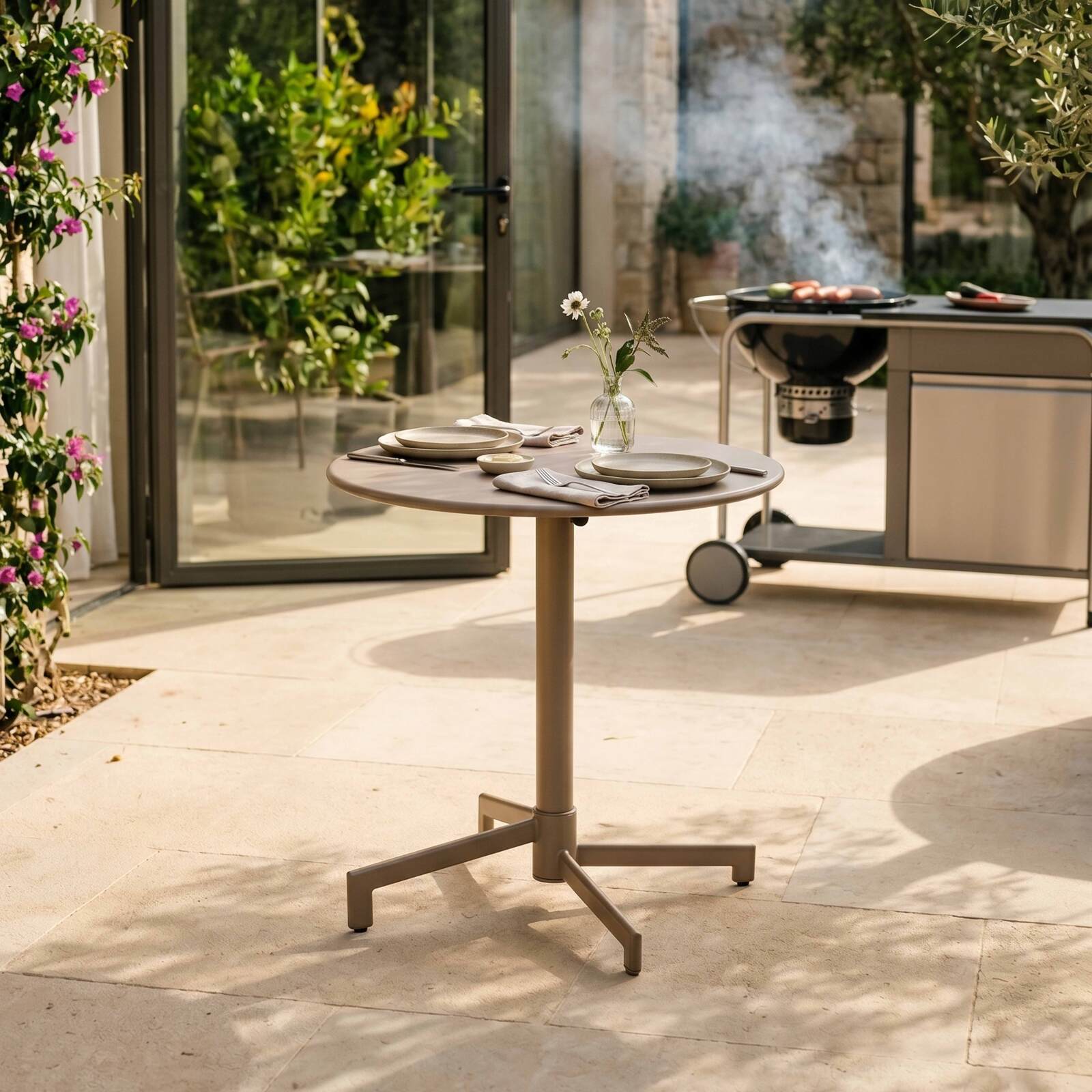 Table de terrasse bistrot ronde inclinable en métal avec pied encastrable 70x70 cm et 2 chaises avec accoudoirs