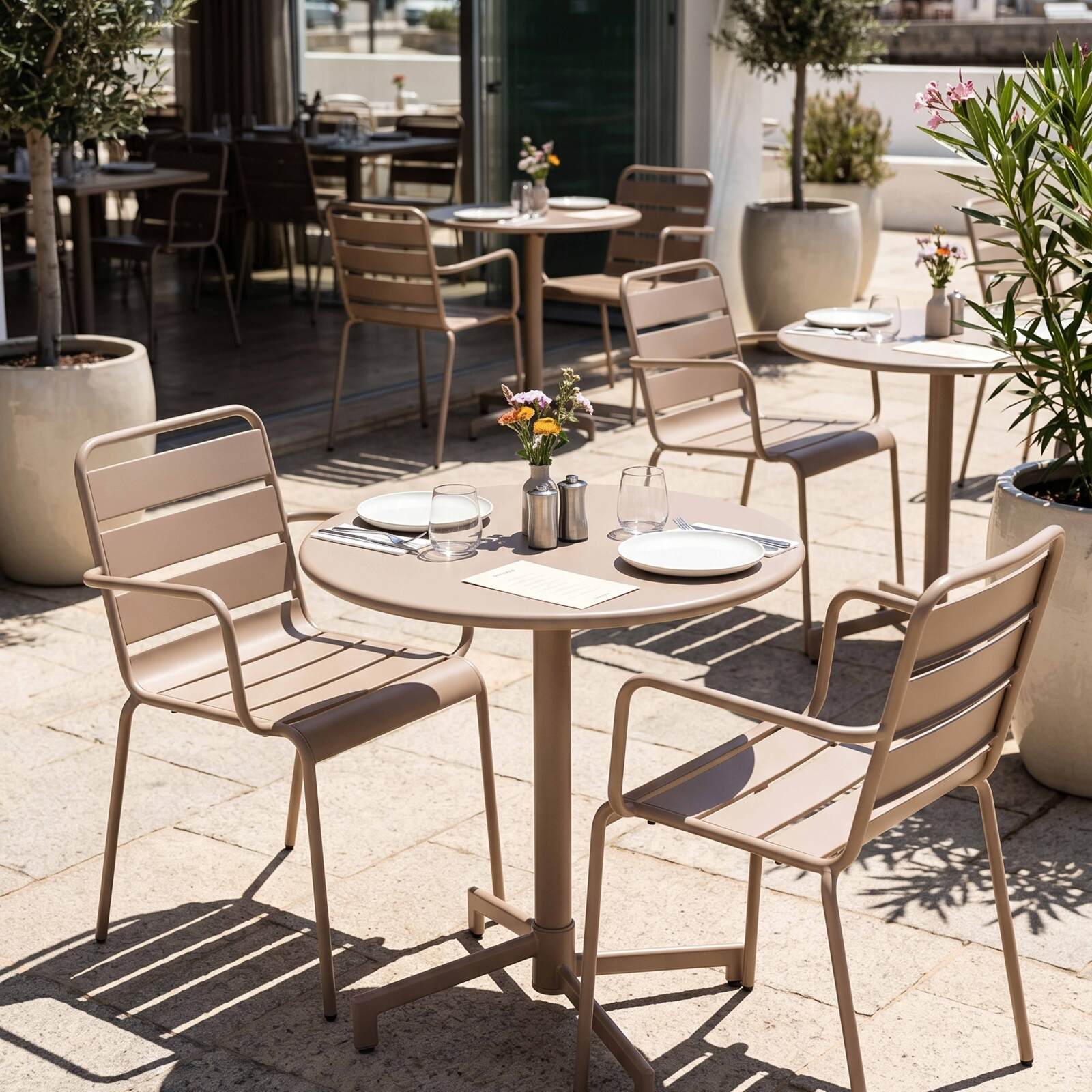 Table de terrasse bistrot ronde inclinable en métal avec pied encastrable 70x70 cm et 2 chaises avec accoudoirs