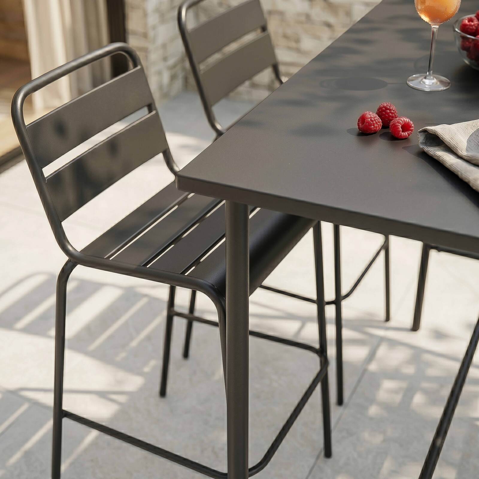 Table haute de terrasse en métal 120x60 cm et 4 chaises hautes