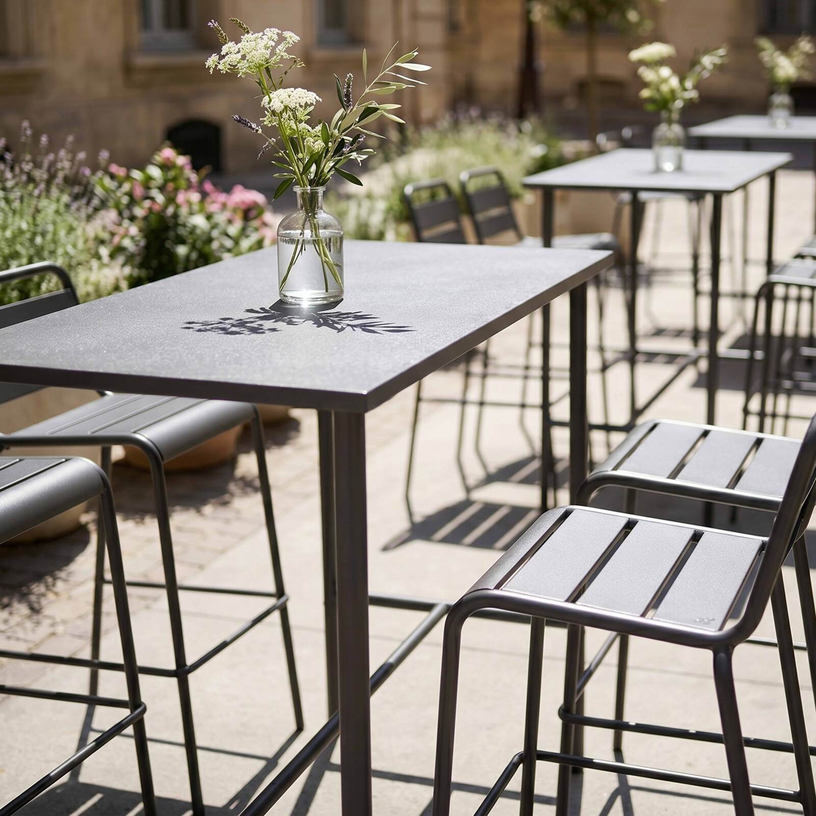 Table haute de terrasse en métal 120x60 cm et 4 chaises hautes