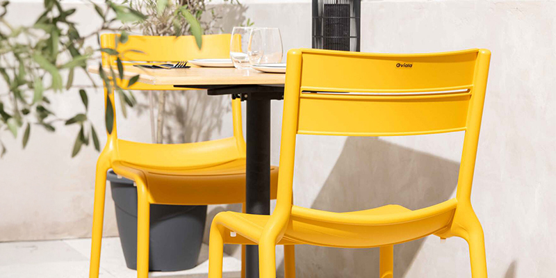 Table et deux chaises de terrasse de restaurant en plastique