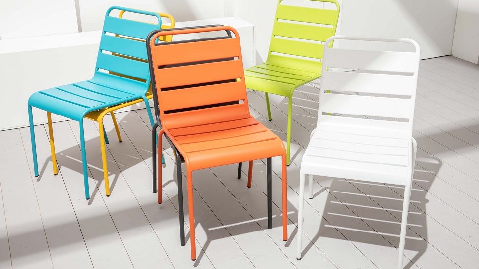 Chaise de terrasse en métal coloré et empilable