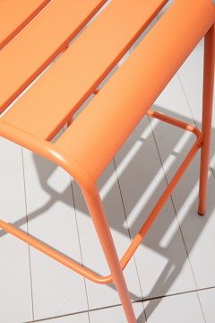 Zoom assise Tabouret extérieur en métal coloré empilable