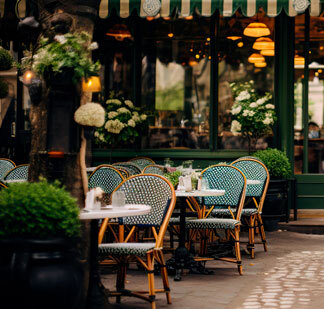 Chaise de terrasse de restaurant : les matières, formes et modèles